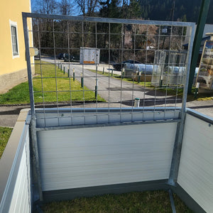 Gurkenrankhilfe im Hochbeet vor der Befüllung Nahaufnahme