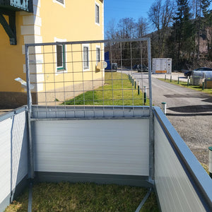 Gurkenrankhilfe im Hochbeet Großaufnahme